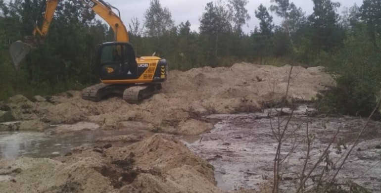 Зарічненський лісгосп закопує розриту бурштинокопачами землю